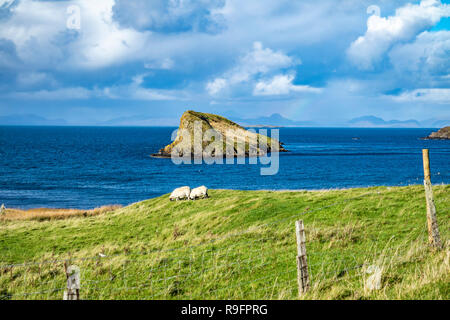 Die Tulm Insel, duntulm Bucht neben der Burgruine auf die Isle of Skye - Schottland. Stockfoto