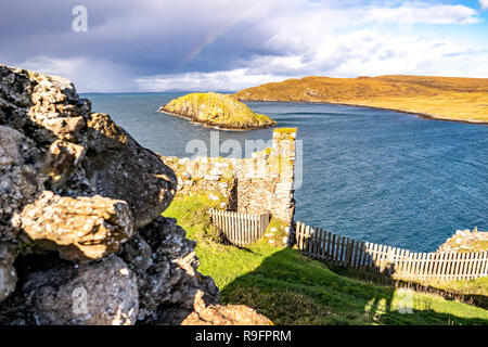 Die Tulm Insel, duntulm Bucht neben der Burgruine auf die Isle of Skye - Schottland. Stockfoto