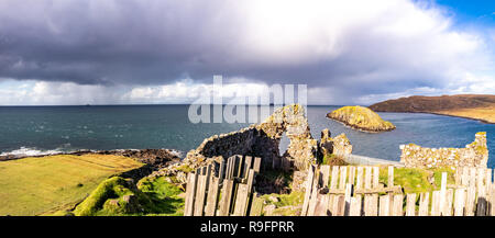 Die Burgruine neben Tulm Insel an duntulm Bucht auf der Insel Skye - Schottland. Stockfoto