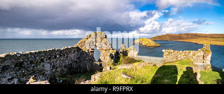 Die Burgruine neben Tulm Insel an duntulm Bucht auf der Insel Skye - Schottland. Stockfoto