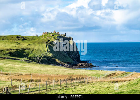 Die Burgruine neben Tulm Insel an duntulm Bucht auf der Insel Skye - Schottland. Stockfoto