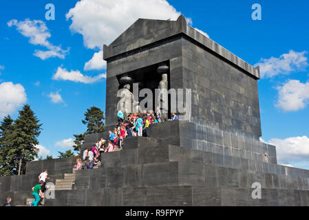 Touristen am Denkmal des unbekannten Helden am Berg Avala, Belgrad, Serbien Stockfoto