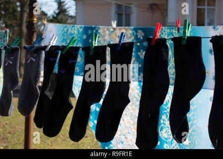 Socken sind auf einem Seil getrocknet Stockfoto