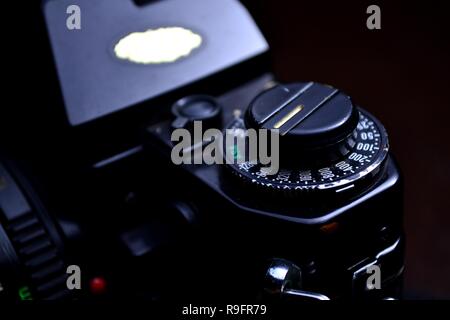 Nahaufnahme der ISO oder ASA Bewertung und Belichtungskorrektur Wählen einer 35mm-Kamera Stockfoto