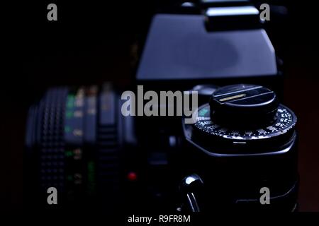 Nahaufnahme der ISO oder ASA Bewertung und Belichtungskorrektur Wählen einer 35mm-Kamera Stockfoto