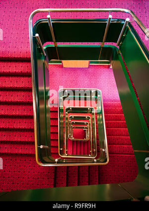 Treppe von Queen Elizabeth 2 ehemalige Ocean Liner jetzt als Hotel in Dubai, Vereinigte Arabische Emirate wieder geöffnet Stockfoto