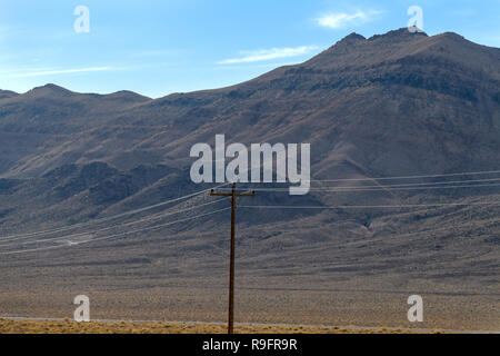 Glitzernde Stromleitungen in der Wüste von Nevada, USA Stockfoto