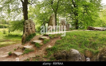 Die Wayland Smithy, eine neolithische Long Barrow und Kammer grab Website in Berkshire, Südengland Stockfoto