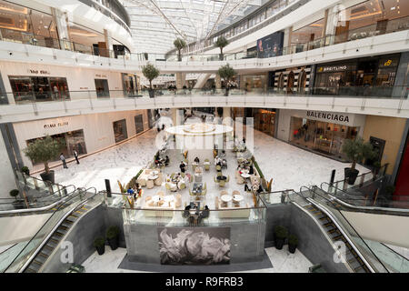 Innenraum der neuen Luxus in Dubai Mall Fashion Avenue, Downtown Dubai, Vereinigte Arabische Emirate Stockfoto