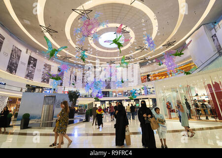 Weihnachtsschmuck in der Dubai Mall Fashion Avenue, Downtown Dubai, Vereinigte Arabische Emirate Stockfoto