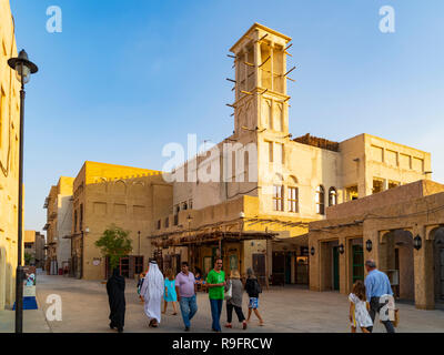 Neue Al Seef kulturellen Viertel, mit traditioneller Architektur und Design gebaut, die von der Wasserseite Creek in Dubai, Vereinigte Arabische Emirate Stockfoto