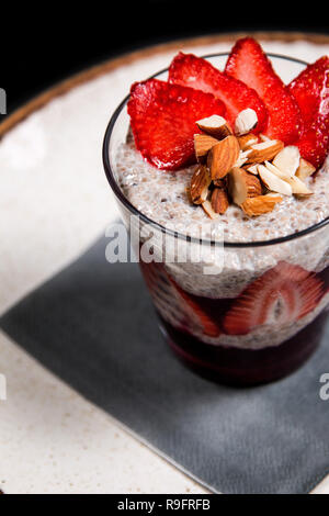 Foto von einem köstlichen Chia Schale mit Obst Deko Stockfoto