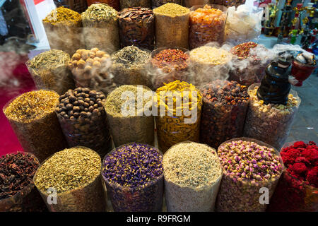 Gewürze auf Verkauf in Dubai Souk Inn Dubai, Vereinigte Arabische Emirate Stockfoto