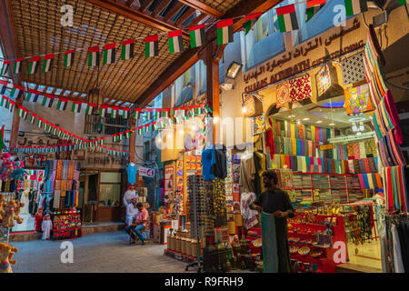 Anzeigen von Ständen an der Dubai Souk Inn Dubai, Vereinigte Arabische Emirate Stockfoto