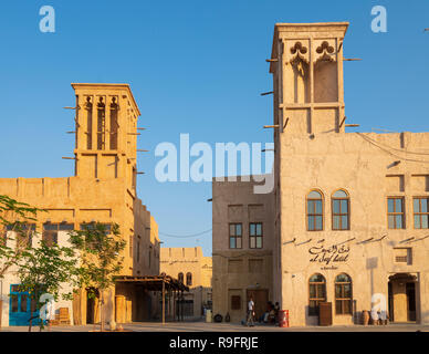 Neue Al Seef kulturellen Viertel, mit traditioneller Architektur und Design gebaut, die von der Wasserseite Creek in Dubai, Vereinigte Arabische Emirate Stockfoto