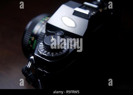 Nahaufnahme der ISO oder ASA Bewertung und Belichtungskorrektur Wählen einer 35mm-Kamera Stockfoto