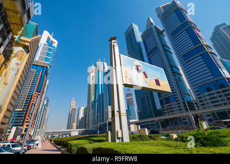 Blick auf die Wolkenkratzer Futter der Sheikh Zayed Road in Dubai, Vereinigte Arabische Emirate, VAE Stockfoto