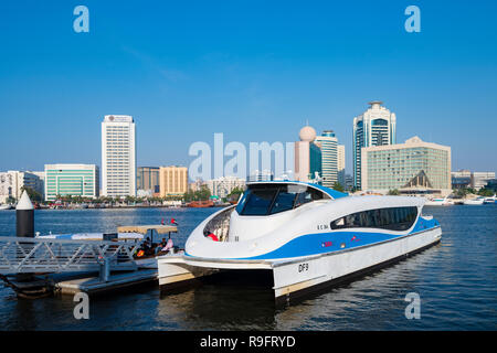 Wasser Bushaltestelle in die Al Seef Promenade mit modernen Restaurants und Cafés neben neuen Heritage District neben dem Creek waterside in Dubai, Unite Stockfoto