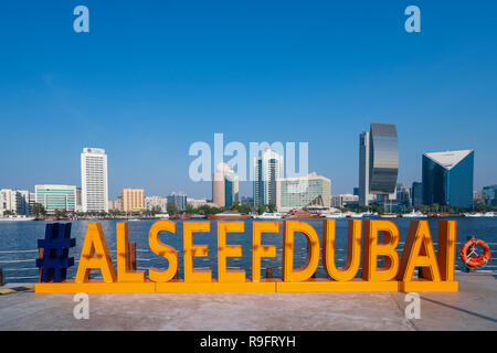 Neue Al Seef Promenade mit modernen Restaurants und Cafés neben neuen Heritage District neben dem Creek waterside in Dubai, Vereinigte Arabische Emirate Stockfoto