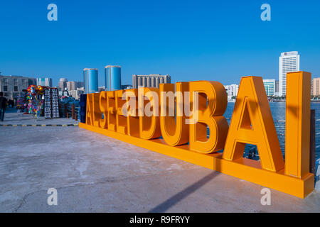 Neue Al Seef Promenade mit modernen Restaurants und Cafés neben neuen Heritage District neben dem Creek waterside in Dubai, Vereinigte Arabische Emirate Stockfoto