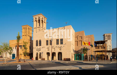 Neue Al Seef kulturellen Viertel, mit traditioneller Architektur und Design gebaut, die von der Wasserseite Creek in Dubai, Vereinigte Arabische Emirate Stockfoto