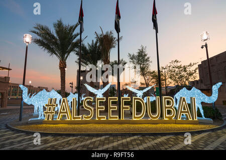 Neue Al Seef kulturellen Viertel, mit traditioneller Architektur und Design gebaut, die von der Wasserseite Creek in Dubai, Vereinigte Arabische Emirate Stockfoto