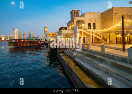 Neue Al Seef kulturellen Viertel, mit traditioneller Architektur und Design gebaut, die von der Wasserseite Creek in Dubai, Vereinigte Arabische Emirate Stockfoto