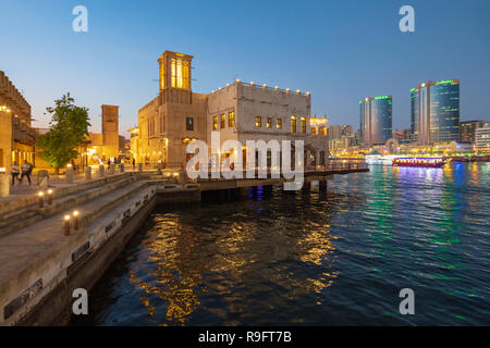 Neue Al Seef kulturellen Viertel, mit traditioneller Architektur und Design gebaut, die von der Wasserseite Creek in Dubai, Vereinigte Arabische Emirate Stockfoto