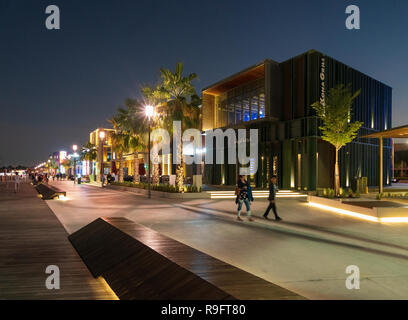 Neue Al Seef Promenade mit modernen Restaurants und Cafés neben neuen Heritage District neben dem Creek waterside in Dubai, Vereinigte Arabische Emirate Stockfoto