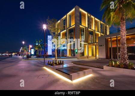 Neue Al Seef Promenade mit modernen Restaurants und Cafés neben neuen Heritage District neben dem Creek waterside in Dubai, Vereinigte Arabische Emirate Stockfoto