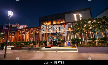 Neue Al Seef Promenade mit modernen Restaurants und Cafés neben neuen Heritage District neben dem Creek waterside in Dubai, Vereinigte Arabische Emirate Stockfoto