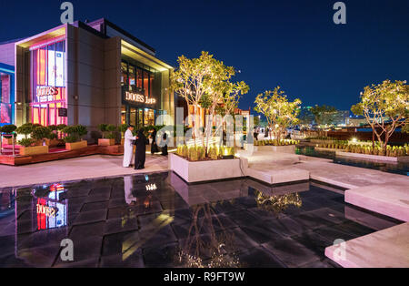 Neue Al Seef Promenade mit modernen Restaurants und Cafés neben neuen Heritage District neben dem Creek waterside in Dubai, Vereinigte Arabische Emirate Stockfoto