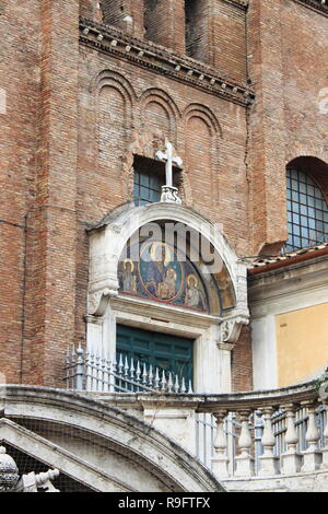 Eingang der Heiligen Maria in Ara Coeli Basilika. Rom, Italien Stockfoto