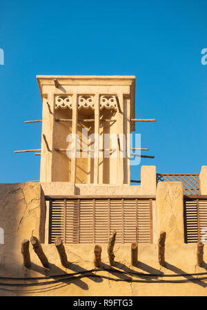 Neue Al Seef kulturellen Viertel, mit traditioneller Architektur und Design gebaut, die von der Wasserseite Creek in Dubai, Vereinigte Arabische Emirate Stockfoto