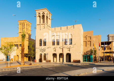 Neue Al Seef kulturellen Viertel, mit traditioneller Architektur und Design gebaut, die von der Wasserseite Creek in Dubai, Vereinigte Arabische Emirate Stockfoto