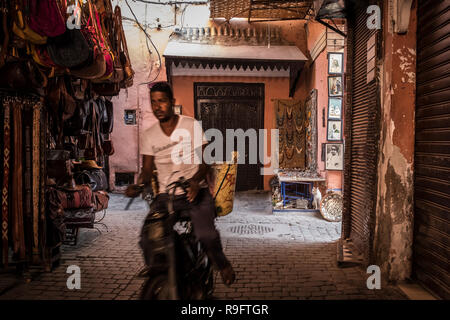 Marrakesch, Marokko - 18. September 2017: Mit dem Fahrrad im Souk von Marrakesch Stockfoto