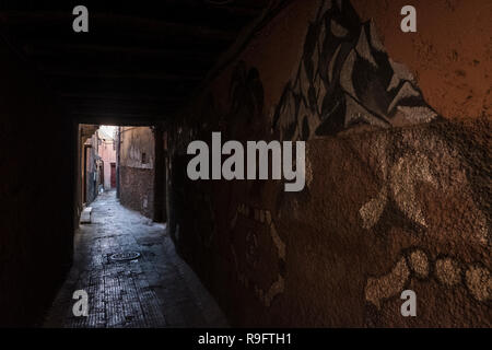 Marrakesch, Marokko - 18. September 2017: leere Gasse in der Medina von Marrakesch Stockfoto