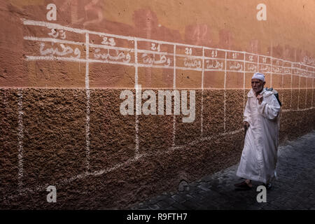 Marrakesch, Marokko - 18. September 2017: Mann Wandern in der Medina von Marrakesch Stockfoto