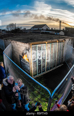 Grüße easons'S EINE neue Banksy Wandbild", die auf eine Garage an der Wand in der Stadt Port Talbot in South Wales erschienen. Stockfoto