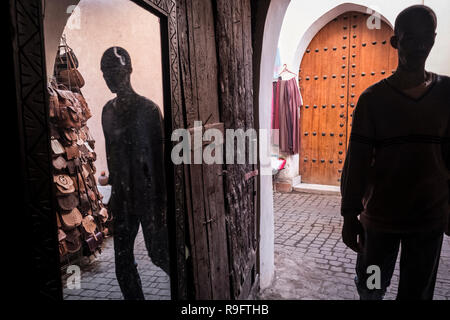 Marrakesch, Marokko - 18. September 2017: Reflexion eines Mannes in einem Spiegel an der Medina von Marrakesch Stockfoto