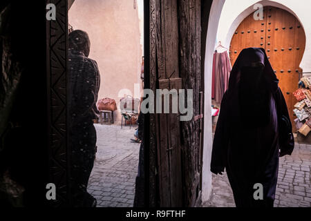 Marrakesch, Marokko - 18. September 2017: Reflexion einer Frau in einem Spiegel an der Medina von Marrakesch Stockfoto