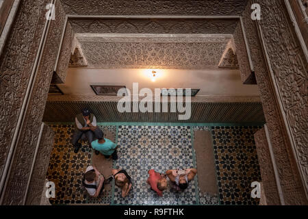 Marrakesch, Marokko - 18. September 2017: Menschen auf eine Halle am Ben Youssef Madrasa Stockfoto