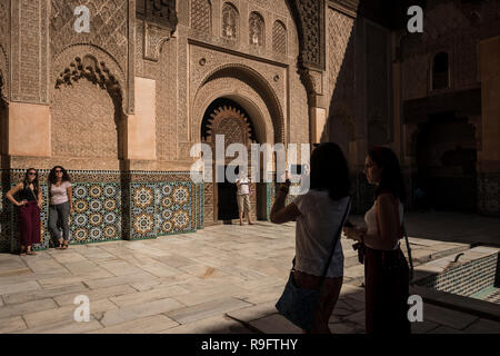 Marrakesch, Marokko - 18. September 2017: Menschen Fotografieren am Ben Youssef Madrasa Stockfoto