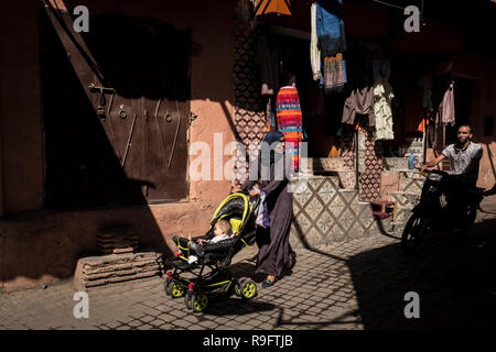 Marrakesch, Marokko - 18. September 2017: Frau ein Baby in Medina von Marrakesch Stockfoto