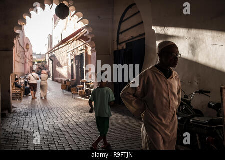 Marrakesch, Marokko - 18. September 2017: Gasse in der Medina von Marrakesch Stockfoto