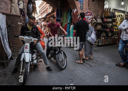 Marrakesch, Marokko - 18. September 2017: Ecke in der Medina von Marrakesch Besetzt Stockfoto