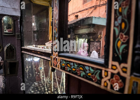 Marrakesch, Marokko - 18. September 2017: Menschen auf einen Spiegel auf den Straßen von Marrakesch wider Stockfoto
