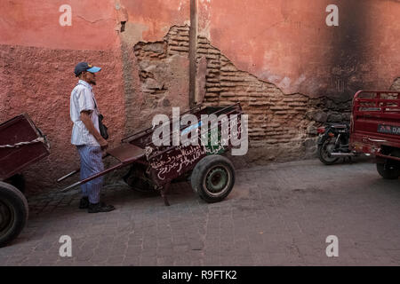 Marrakesch, Marokko - 18. September 2017: Mensch und ein Wagen in einer Gasse von Marrakesch Stockfoto