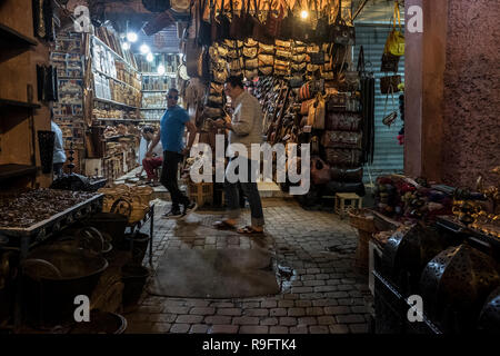 Marrakesch, Marokko - 18. September 2017: Maenner in einen Souk von Marrakesch Stockfoto
