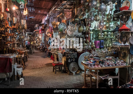 Marrakesch, Marokko - 18. September 2017: Waren zum Verkauf in einem Souk von Marrakesch Stockfoto